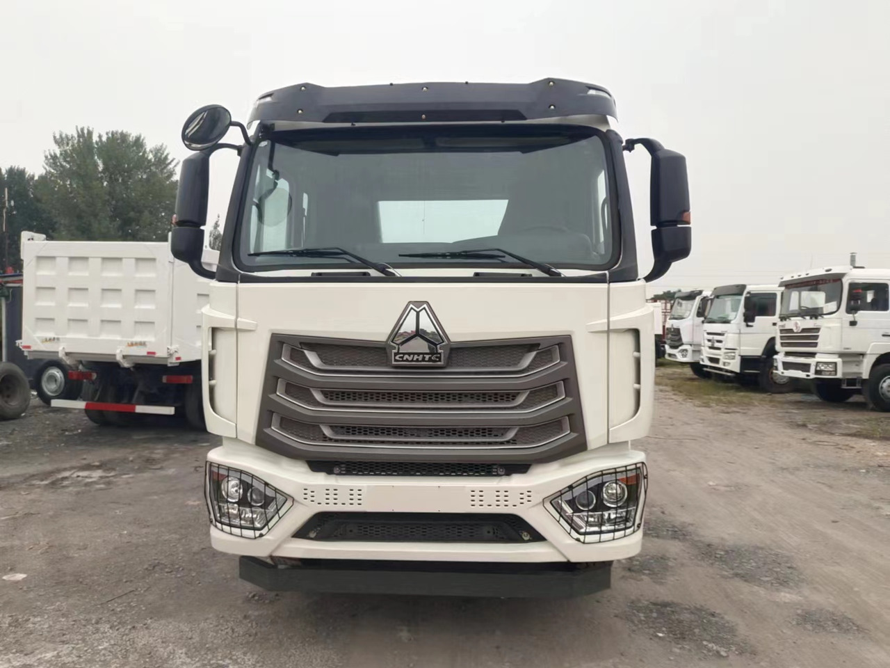 SINOTRUK HOWO 371hp 6X4 Tractor unit - Tracteur routier: photos 2 SINOTRUK HOWO 371hp 6X4 Tractor unit - Tracteur routier: photos 2