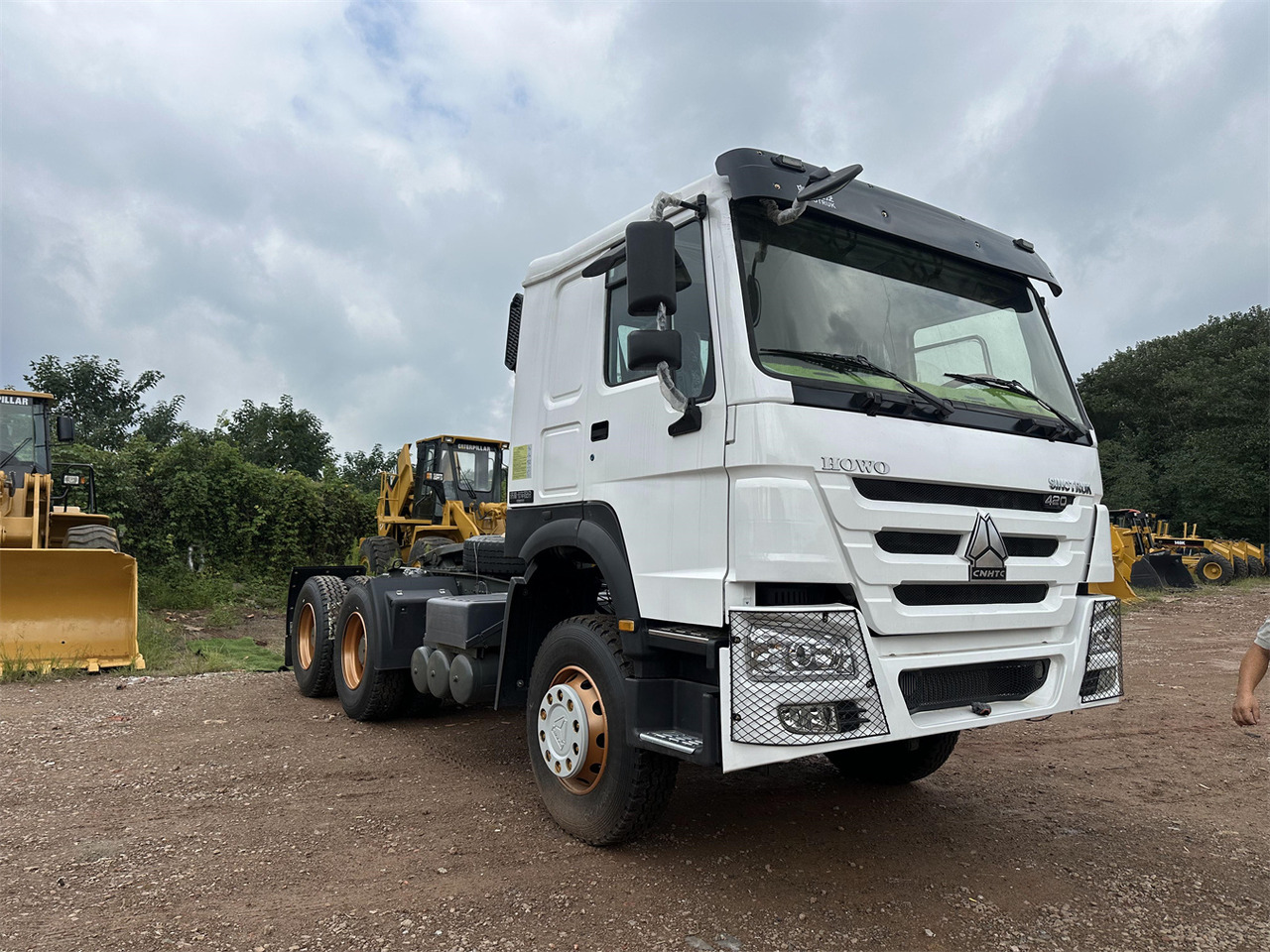 Tracteur routier SINOTRUK Howo tractor unit 420hp: photos 1