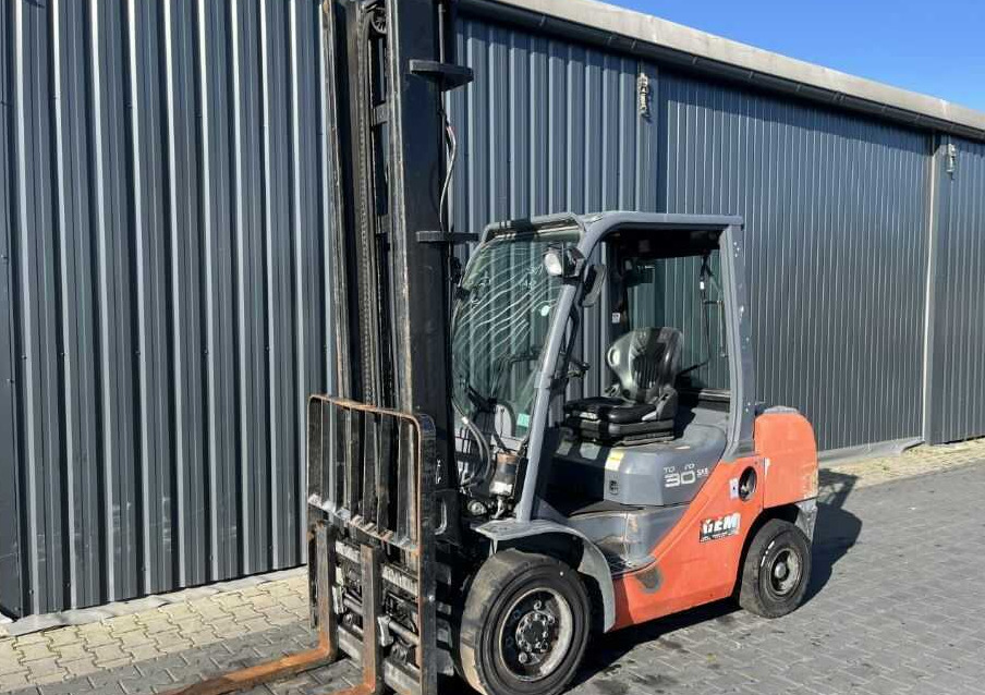 Toyota 8FDF30 - Chariot élévateur diesel: photos 1 Toyota 8FDF30 - Chariot élévateur diesel: photos 1