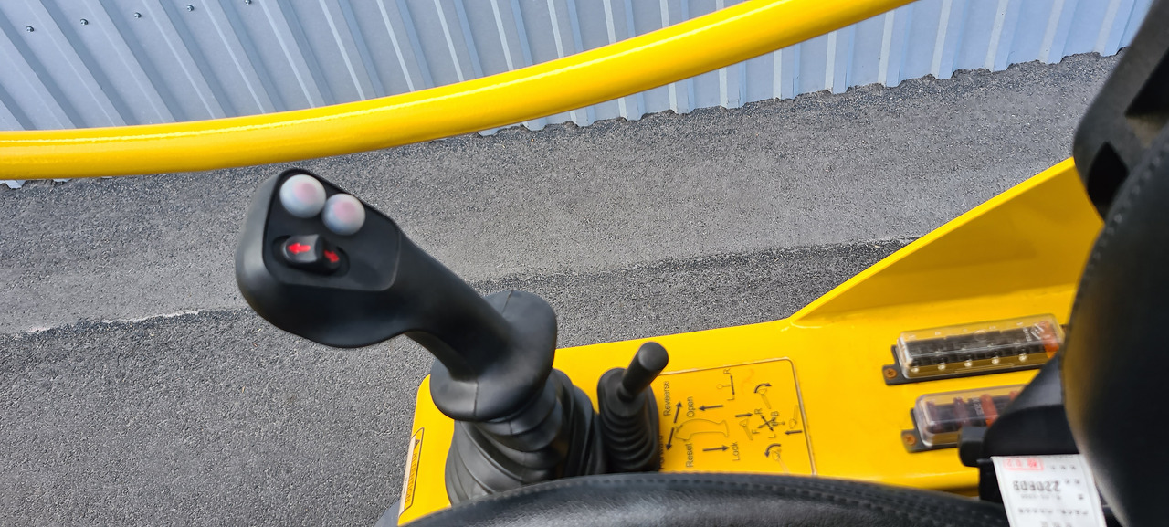 Valet de ferme neuf Eurotrac W11 Radlader Hoflader: photos 8