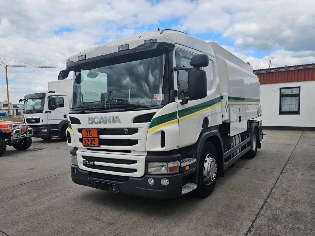 Scania P 360 * OBER/-UNTER * 3 KAMMER * BENZIN * - Camion citerne: photos 1 Scania P 360 * OBER/-UNTER * 3 KAMMER * BENZIN * - Camion citerne: photos 1