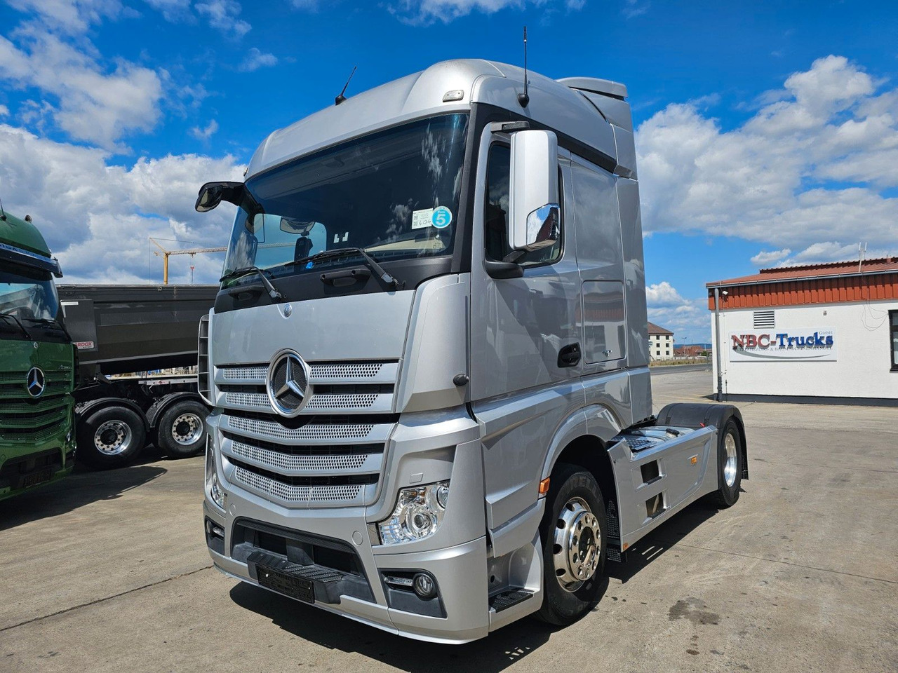 Mercedes-Benz ACTROS 1851 * 2X VORHANDEN * ACC * STANDH. *EUR5 - Tracteur routier: photos 1 Mercedes-Benz ACTROS 1851 * 2X VORHANDEN * ACC * STANDH. *EUR5 - Tracteur routier: photos 1