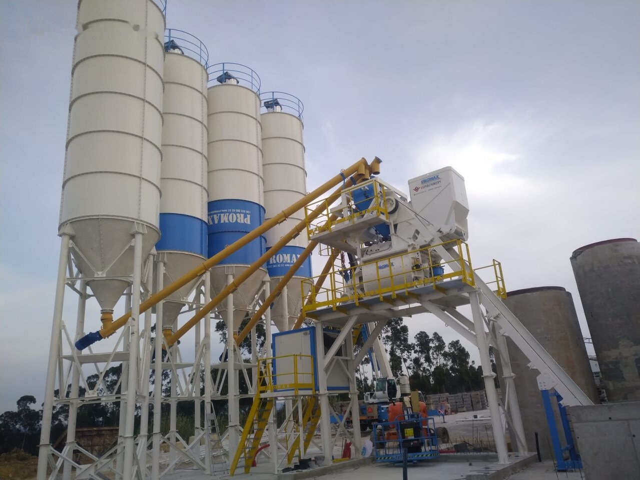 Promax Compact Skip Concrete Batching Plant CS100-TWN-LINE (100m3/h) - Silo à ciment: photos 1 Promax Compact Skip Concrete Batching Plant CS100-TWN-LINE (100m3/h) - Silo à ciment: photos 1