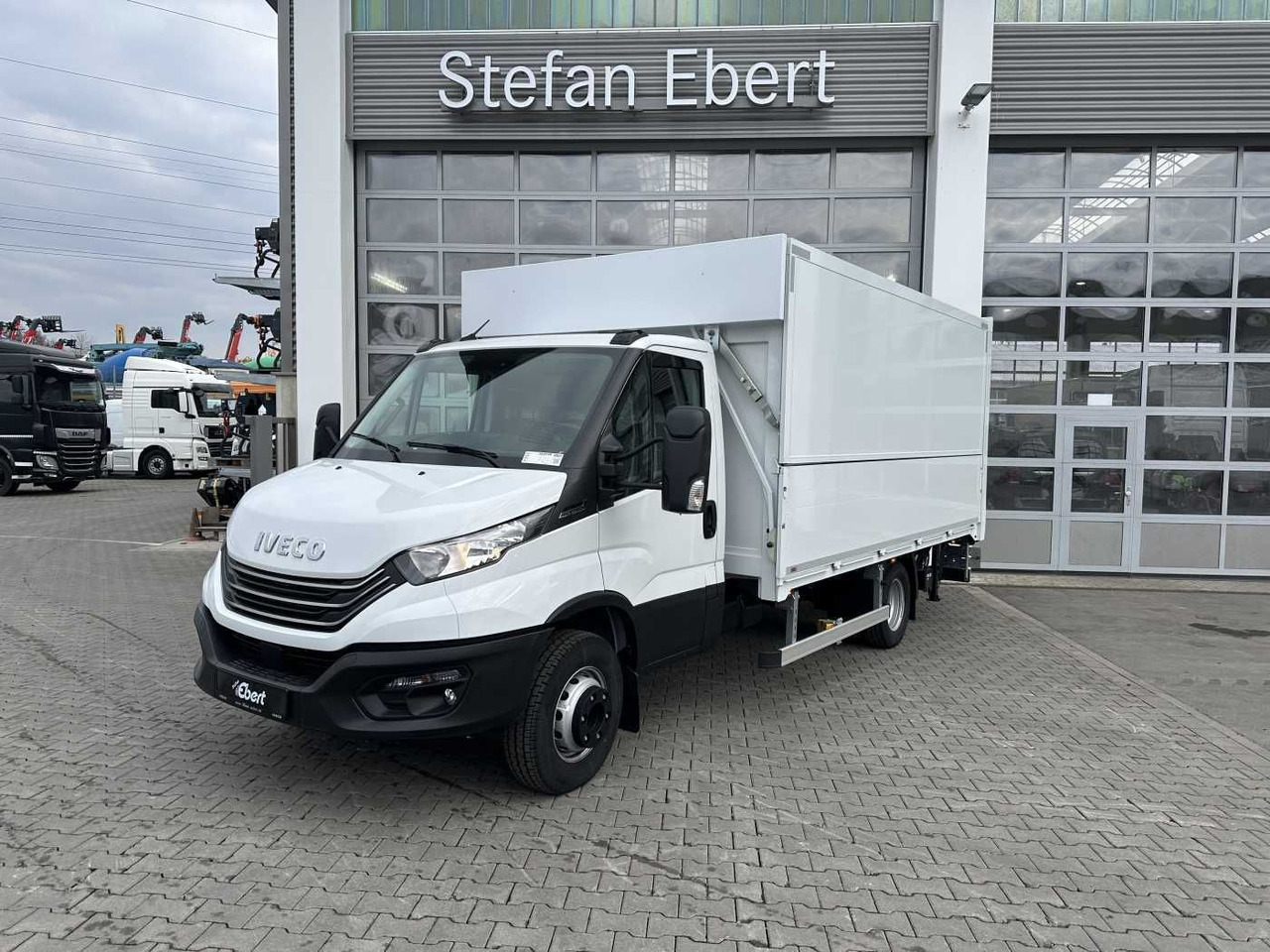 Iveco Daily 70C18 HA8 *LBW*Schwenkwandkoffer* - Fourgon grand volume: photos 1 Iveco Daily 70C18 HA8 *LBW*Schwenkwandkoffer* - Fourgon grand volume: photos 1