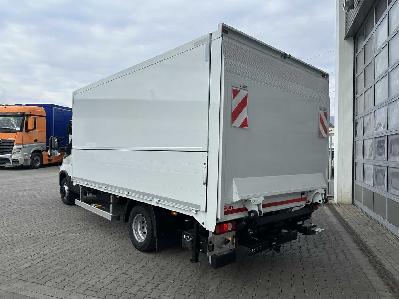 Iveco Daily 70C18 HA8 *LBW*Schwenkwandkoffer* - Fourgon grand volume: photos 5 Iveco Daily 70C18 HA8 *LBW*Schwenkwandkoffer* - Fourgon grand volume: photos 5