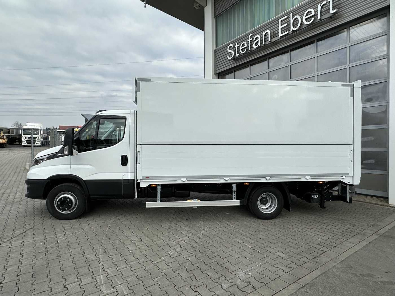 Iveco Daily 70C18 HA8 *LBW*Schwenkwandkoffer* - Fourgon grand volume: photos 2 Iveco Daily 70C18 HA8 *LBW*Schwenkwandkoffer* - Fourgon grand volume: photos 2
