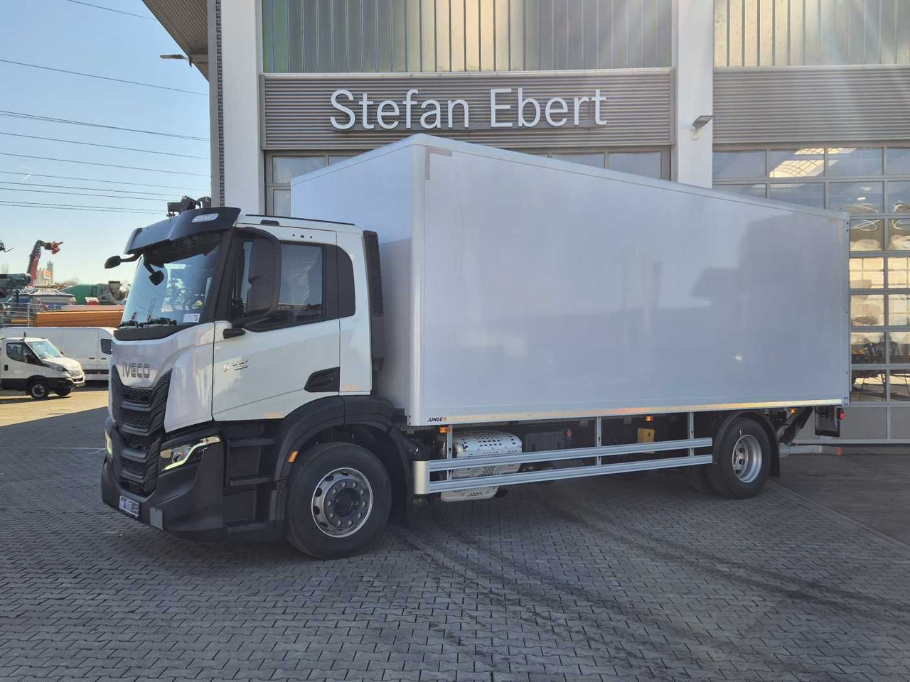 Iveco S-Way AD190S40/P Junge AHK LBW 2.000kg - Camion fourgon: photos 3 Iveco S-Way AD190S40/P Junge AHK LBW 2.000kg - Camion fourgon: photos 3