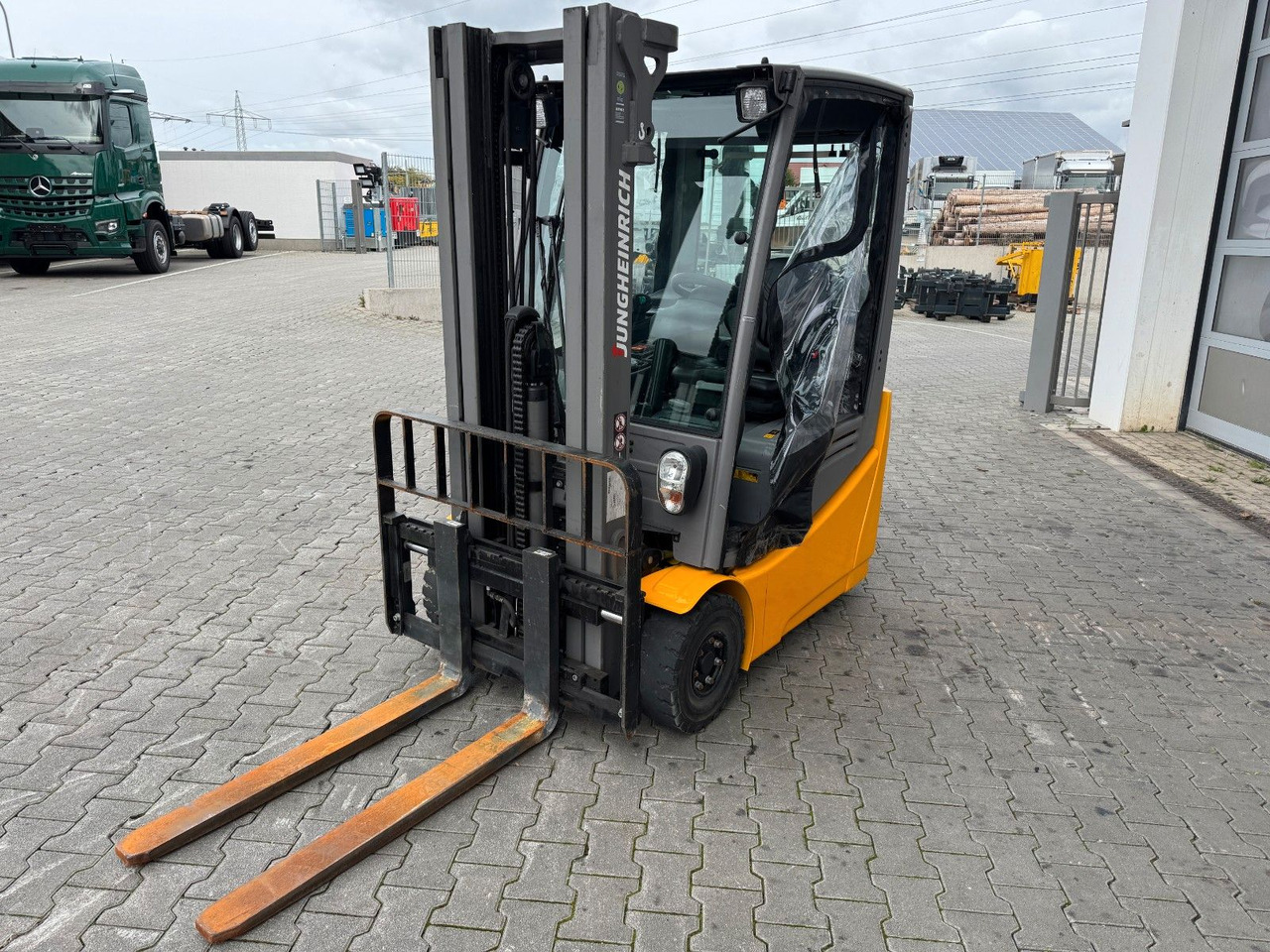 Jungheinrich EFG 215 / Triplex: 4.25m! / SS / nur 3.298h! - Chariot élévateur électrique: photos 5 Jungheinrich EFG 215 / Triplex: 4.25m! / SS / nur 3.298h! - Chariot élévateur électrique: photos 5