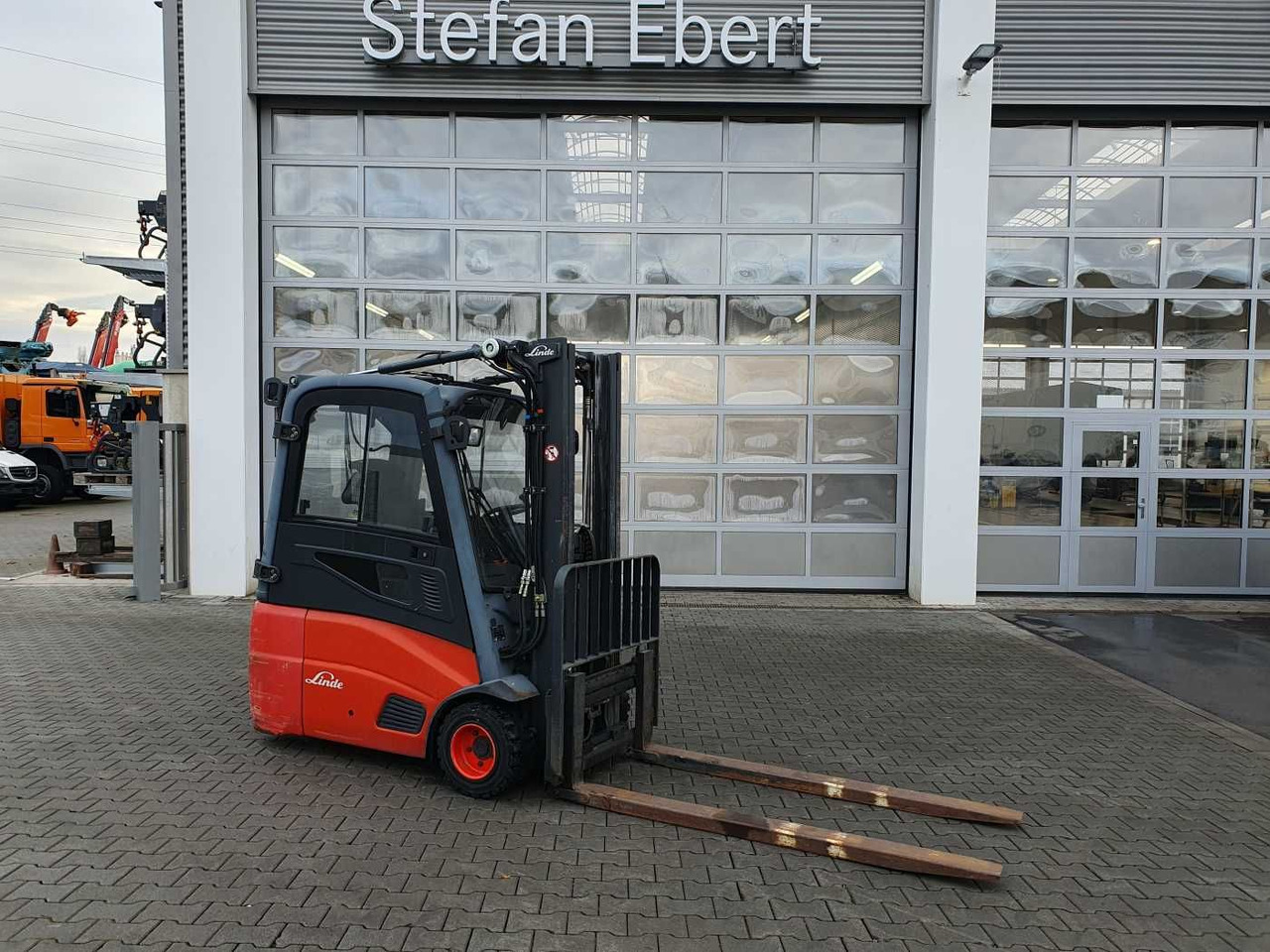 Linde E18 - 01 / Triplex: 4.50m! / SS / nur 5.672h! - Chariot élévateur électrique: photos 1 Linde E18 - 01 / Triplex: 4.50m! / SS / nur 5.672h! - Chariot élévateur électrique: photos 1