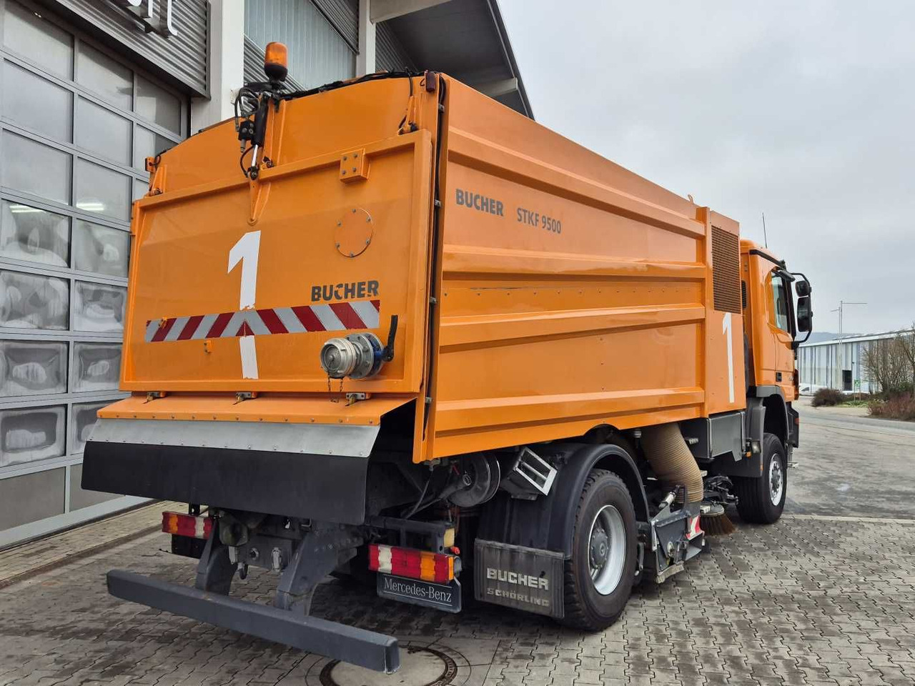 Balayeuse de voirie Mercedes-Benz Actros 2032 A 4x4 Bucher STKF 9500 Airport: photos 7