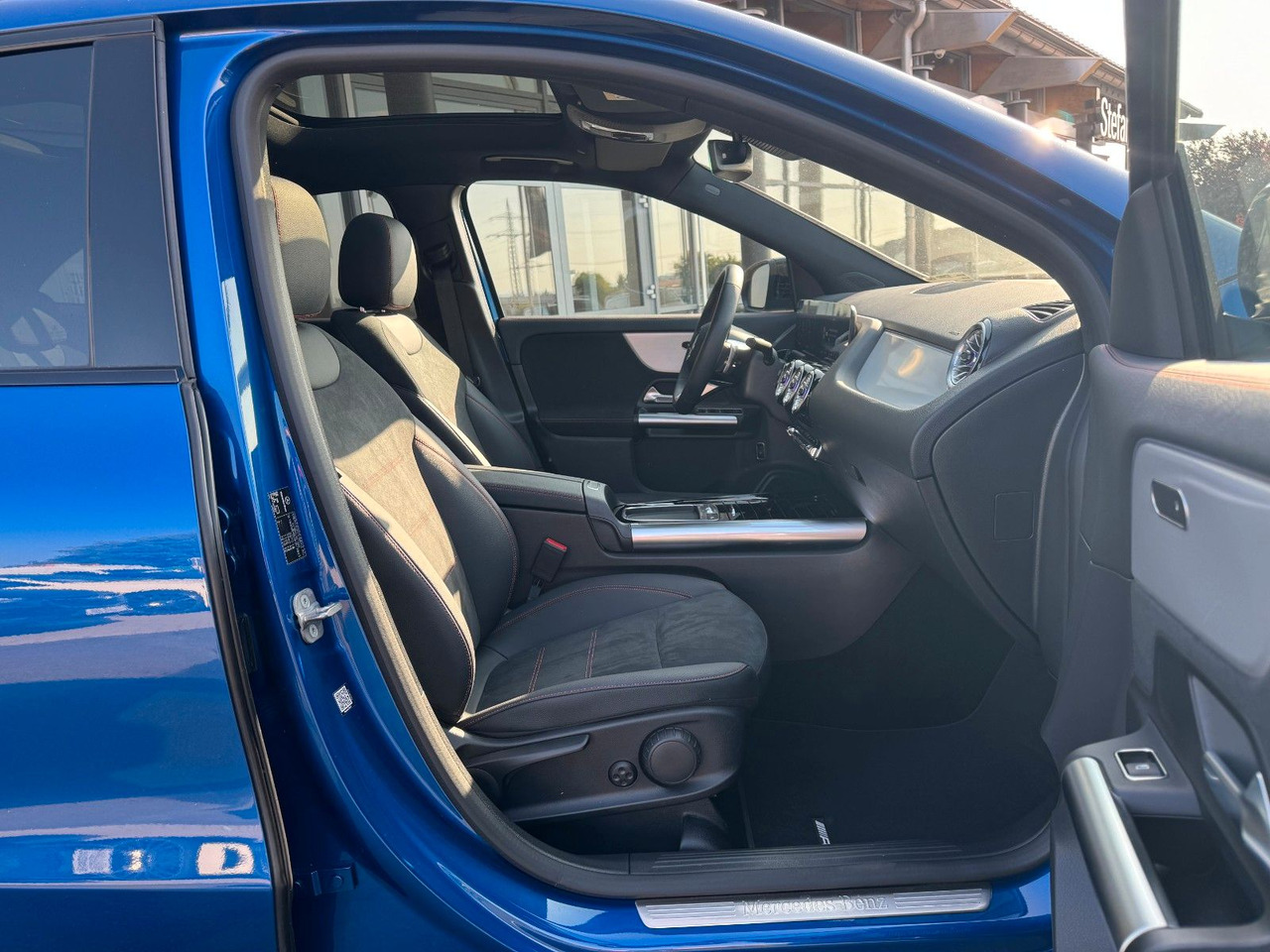 SUV Mercedes-Benz GLA 200 AMG+PANO+DistrPlus+RFK+Night: photos 6