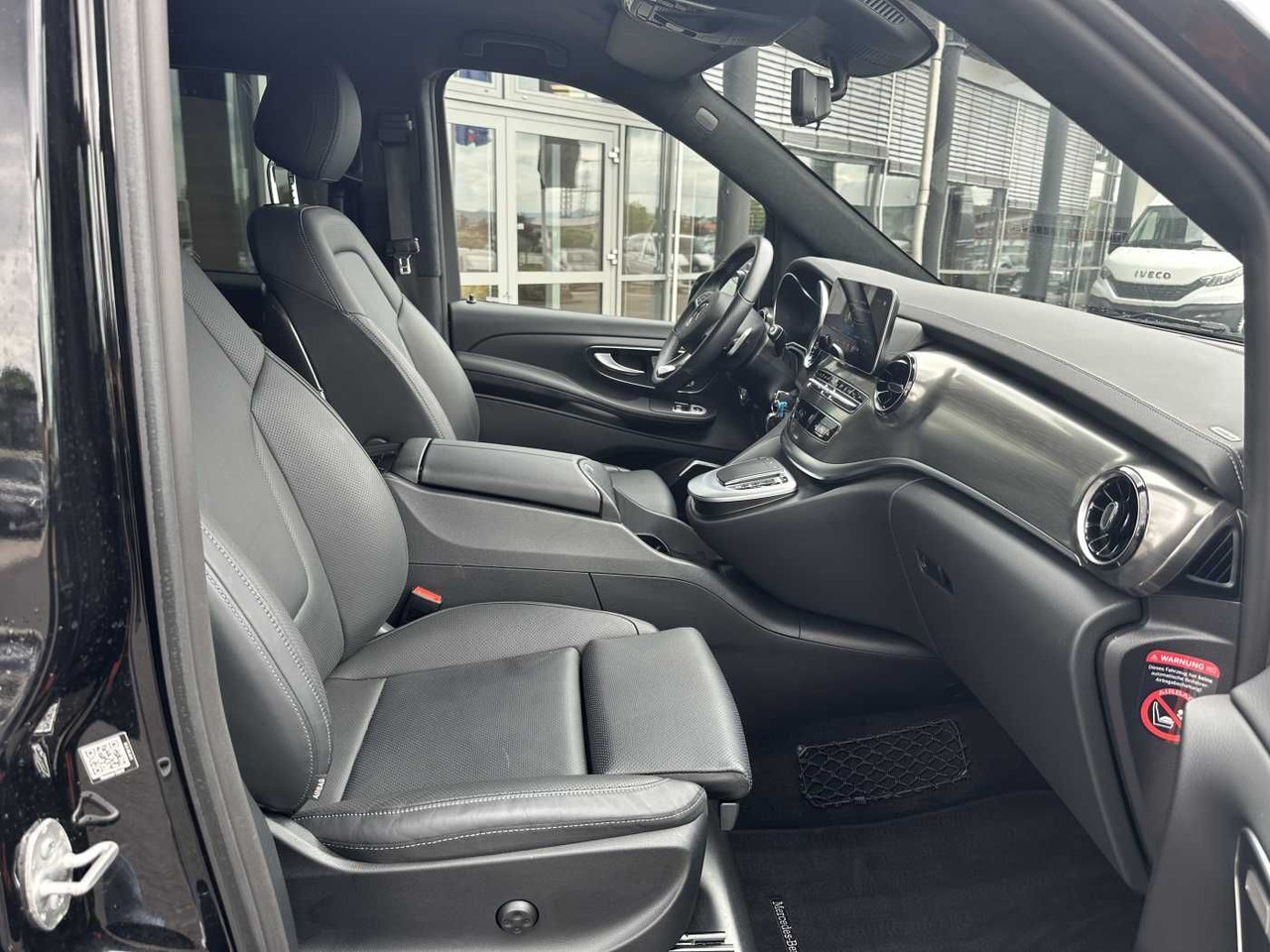 Transport de personnes Mercedes-Benz V 300 d 4MATIC EXCLUSIVE AMG Panorama DISTRONIC: photos 9