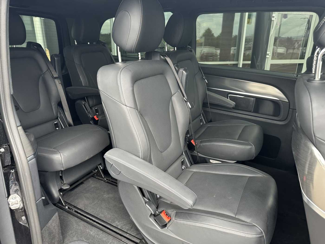 Transport de personnes Mercedes-Benz V 300 d 4MATIC EXCLUSIVE AMG Panorama DISTRONIC: photos 8