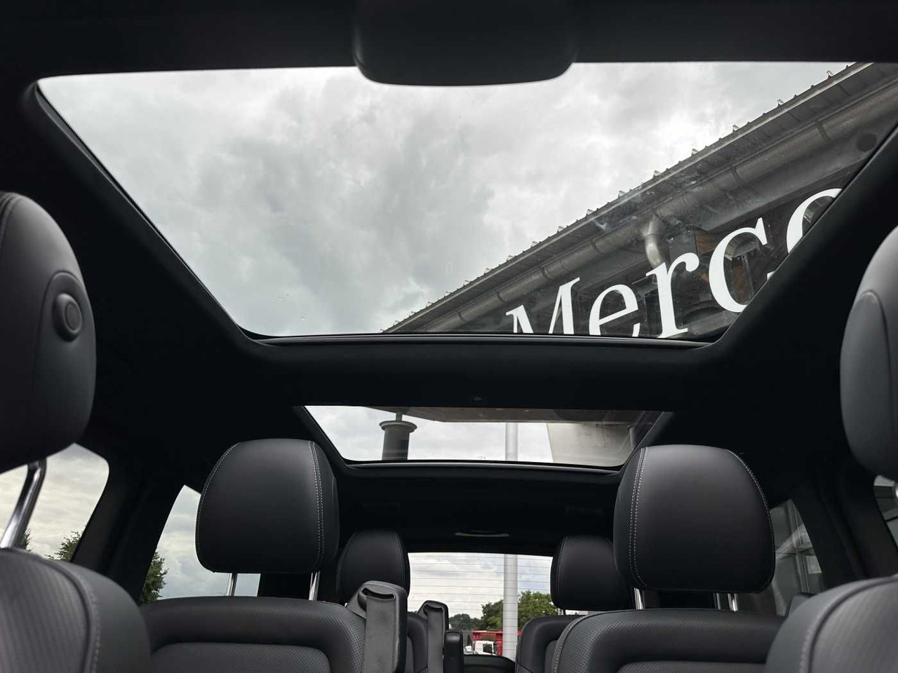 Transport de personnes Mercedes-Benz V 300 d 4MATIC EXCLUSIVE AMG Panorama DISTRONIC: photos 11