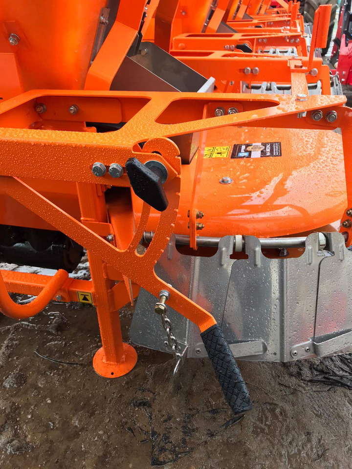 Epandeur de sable POM Augustów salt and sand spreader with communal attachment Motyl N 31M/1: photos 12