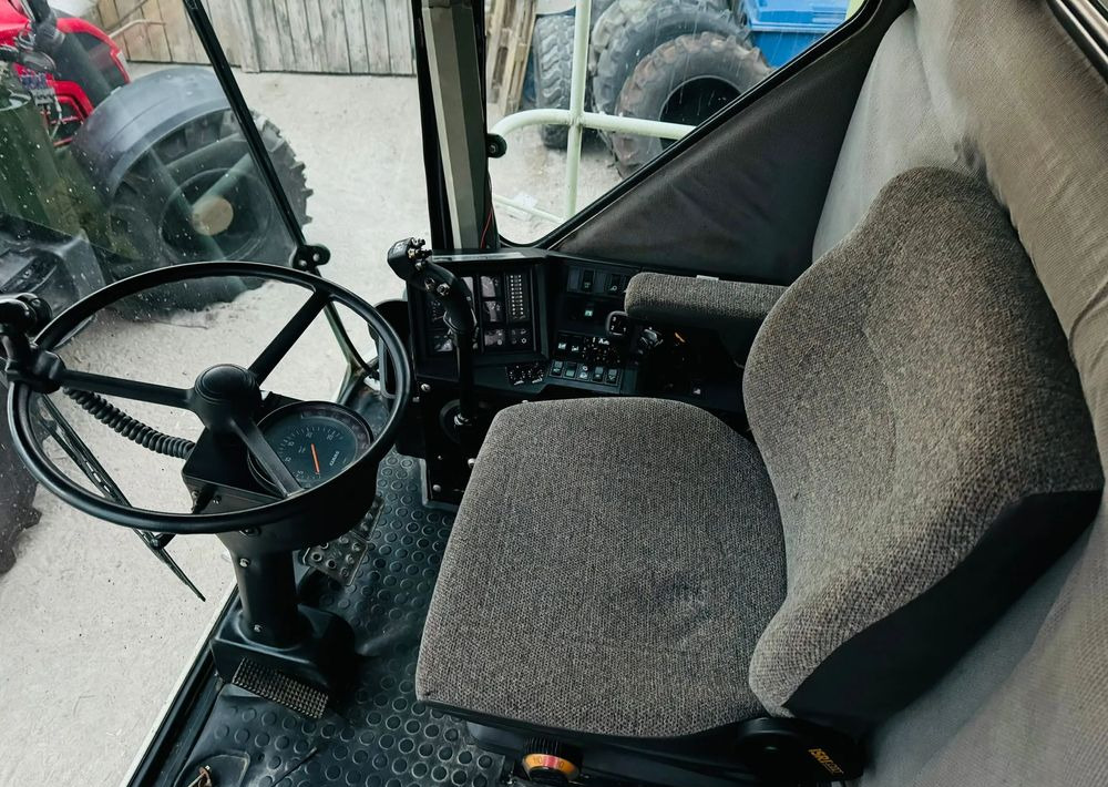Moissonneuse-batteuse New Holland TC5.70: photos 7
