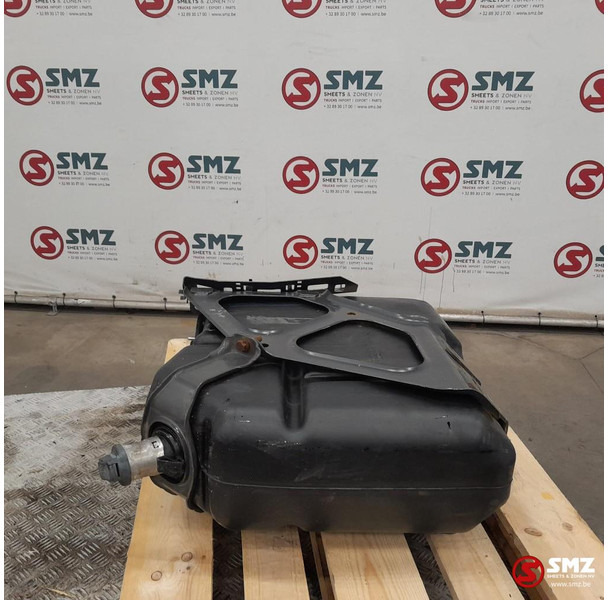 Mercedes-Benz Occ AdBluetank 60L + AdBlueniveausensor Mercedes - Préparation du carburant pour Camion: photos 2 Mercedes-Benz Occ AdBluetank 60L + AdBlueniveausensor Mercedes - Préparation du carburant pour Camion: photos 2