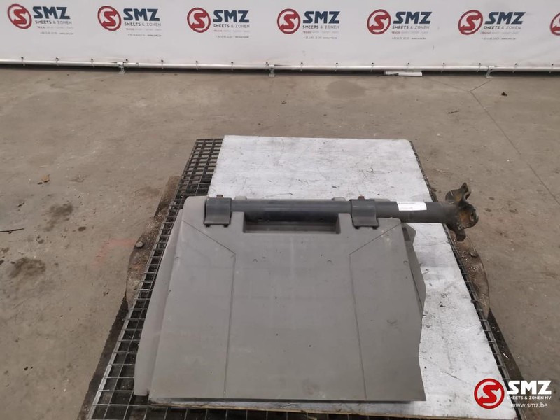 Mercedes-Benz Occ Spatbord met steun Actros MP2/MP3 - Carrosserie et extérieur pour Camion: photos 1 Mercedes-Benz Occ Spatbord met steun Actros MP2/MP3 - Carrosserie et extérieur pour Camion: photos 1