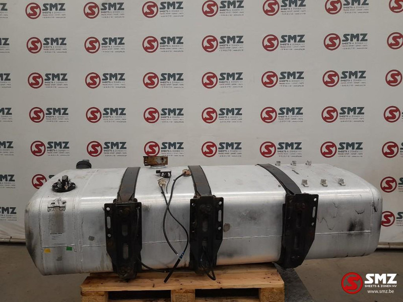 Mercedes-Benz Occ brandstoftank 660L + AdBluetank 75L met steune - Réservoir de carburant pour Camion: photos 2 Mercedes-Benz Occ brandstoftank 660L + AdBluetank 75L met steune - Réservoir de carburant pour Camion: photos 2