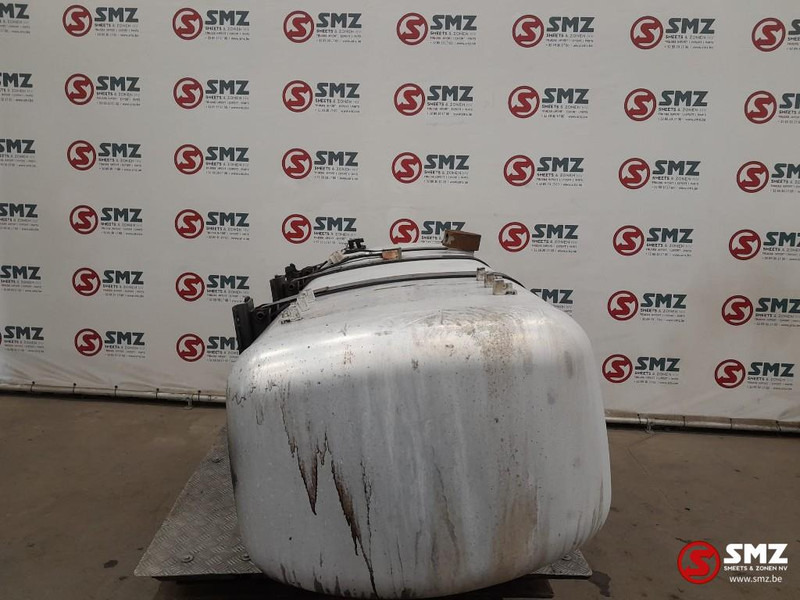 Mercedes-Benz Occ brandstoftank 660L + AdBluetank 75L met steune - Réservoir de carburant pour Camion: photos 3 Mercedes-Benz Occ brandstoftank 660L + AdBluetank 75L met steune - Réservoir de carburant pour Camion: photos 3