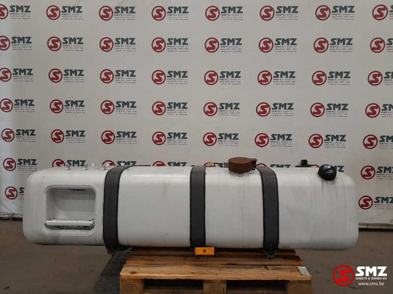 Mercedes-Benz Occ brandstoftank 660L + AdBluetank 75L met steune - Réservoir de carburant pour Camion: photos 1 Mercedes-Benz Occ brandstoftank 660L + AdBluetank 75L met steune - Réservoir de carburant pour Camion: photos 1