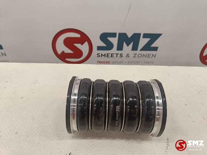 Volvo Slang intercooler (81mm/105mmx150mm) Volvo - Système d'admission d'air pour Camion: photos 1 Volvo Slang intercooler (81mm/105mmx150mm) Volvo - Système d'admission d'air pour Camion: photos 1