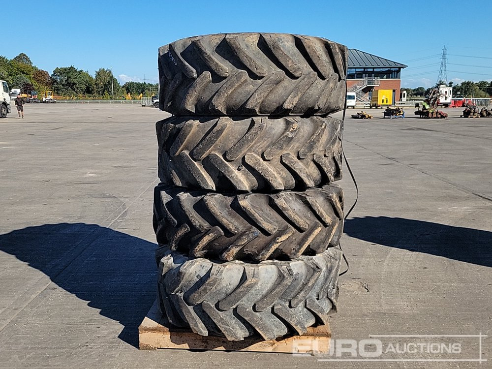 15.5/80-24 Tyre (4 of) - Pneu: photos 1 15.5/80-24 Tyre (4 of) - Pneu: photos 1