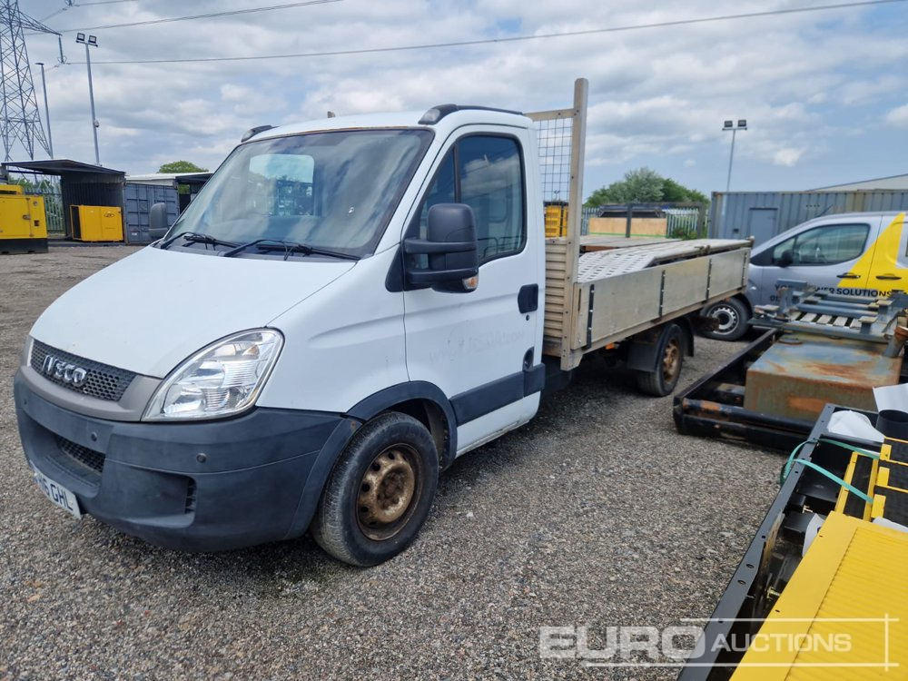 2011 Iveco 35S11 - Camion plateau: photos 1 2011 Iveco 35S11 - Camion plateau: photos 1