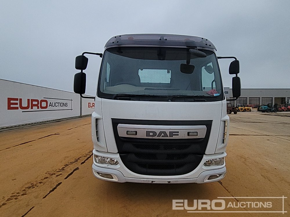 Camion plateau pour transport de équipements lourds 2016 DAF 210: photos 8 Camion plateau pour transport de équipements lourds 2016 DAF 210: photos 8