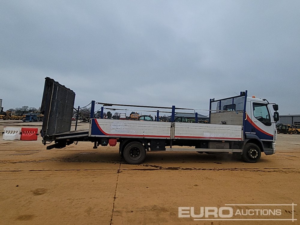 Camion plateau pour transport de équipements lourds 2016 DAF 210: photos 6 Camion plateau pour transport de équipements lourds 2016 DAF 210: photos 6