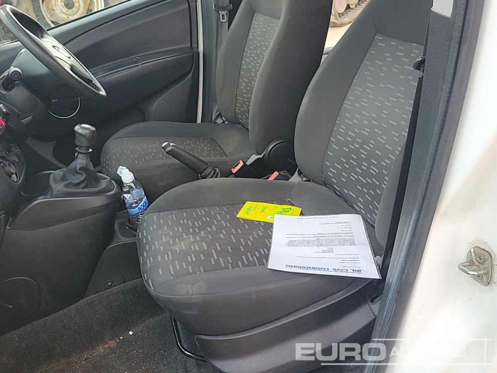 Utilitaire double cabine 2017 Vauxhall Combo: photos 25