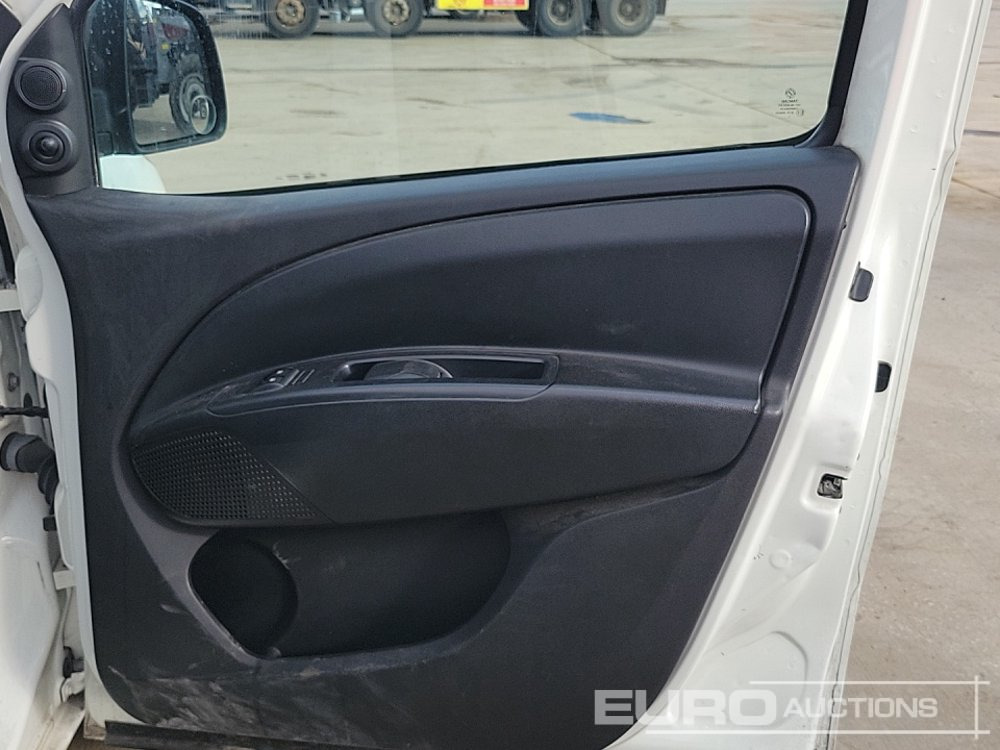Utilitaire double cabine 2017 Vauxhall Combo: photos 26