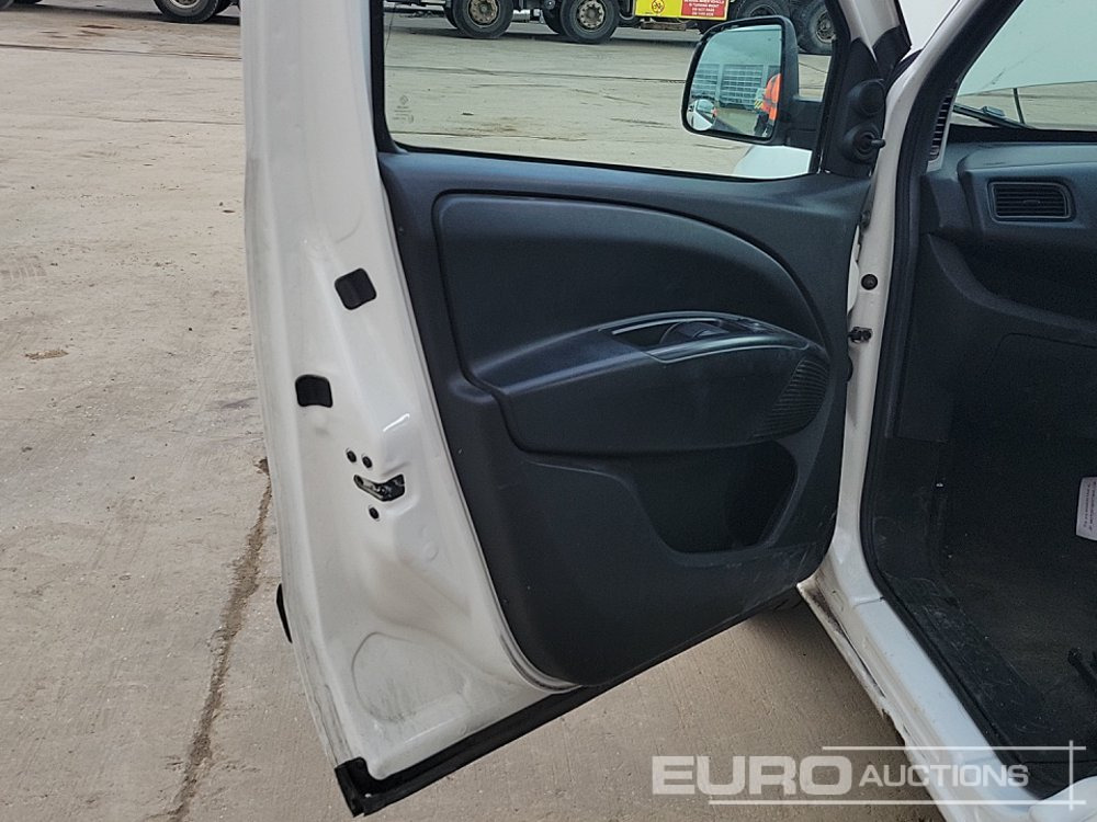 Utilitaire double cabine 2017 Vauxhall Combo: photos 24