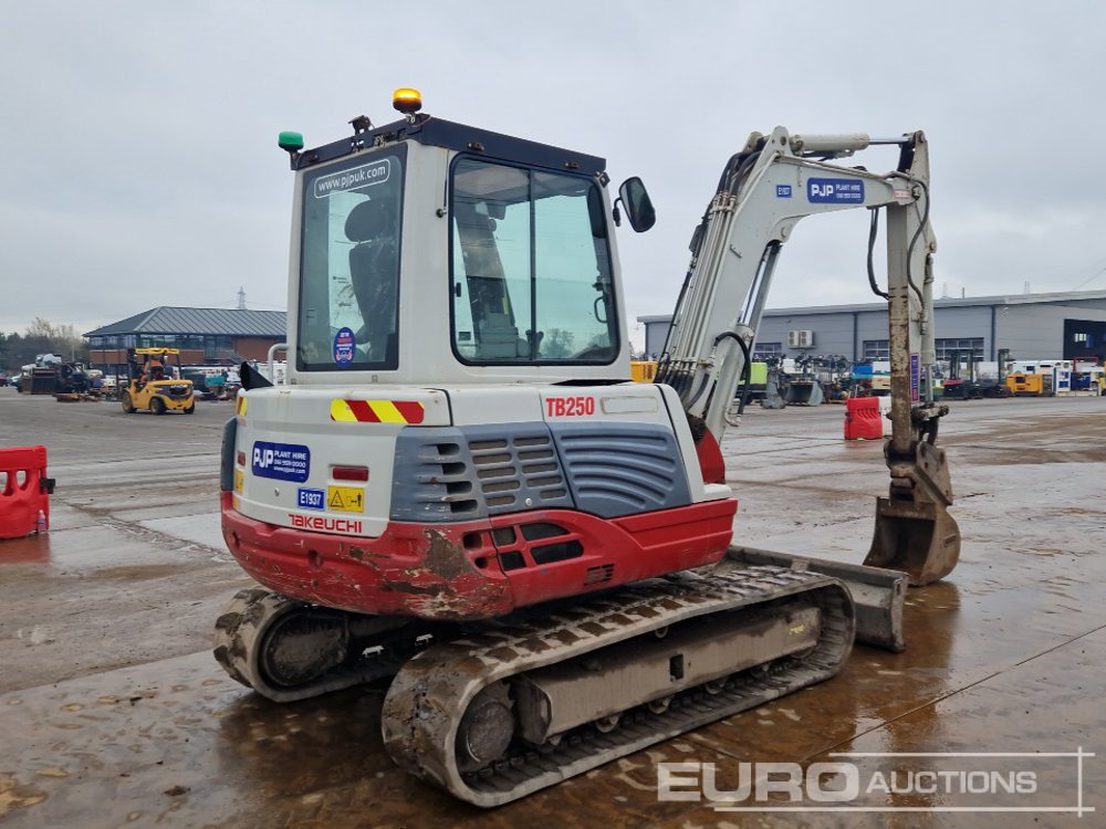 2019 Takeuchi TB250 - Mini pelle: photos 5 2019 Takeuchi TB250 - Mini pelle: photos 5
