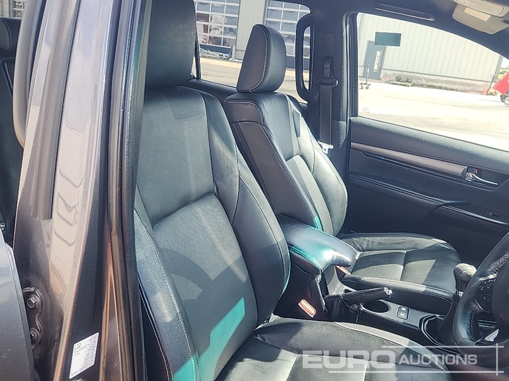 Pick-up 2021 Toyota Hilux Invincible X: photos 35