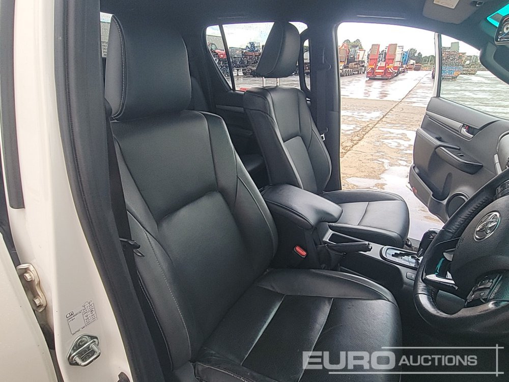 Pick-up 2023 Toyota Hilux: photos 30