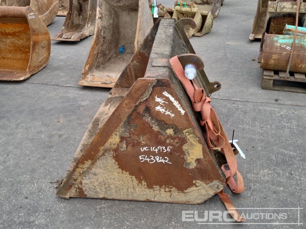 62" Loading Bucket to suit Telehandler - Godet: photos 2 62" Loading Bucket to suit Telehandler - Godet: photos 2