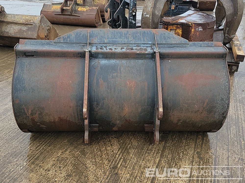 70" Loading Bucket to suit Telehandler - Godet: photos 4 70" Loading Bucket to suit Telehandler - Godet: photos 4