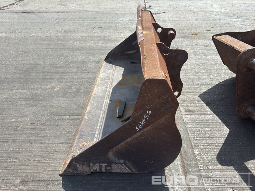 92" Loading Bucket to suit Manitou Telehandler - Godet: photos 2 92" Loading Bucket to suit Manitou Telehandler - Godet: photos 2