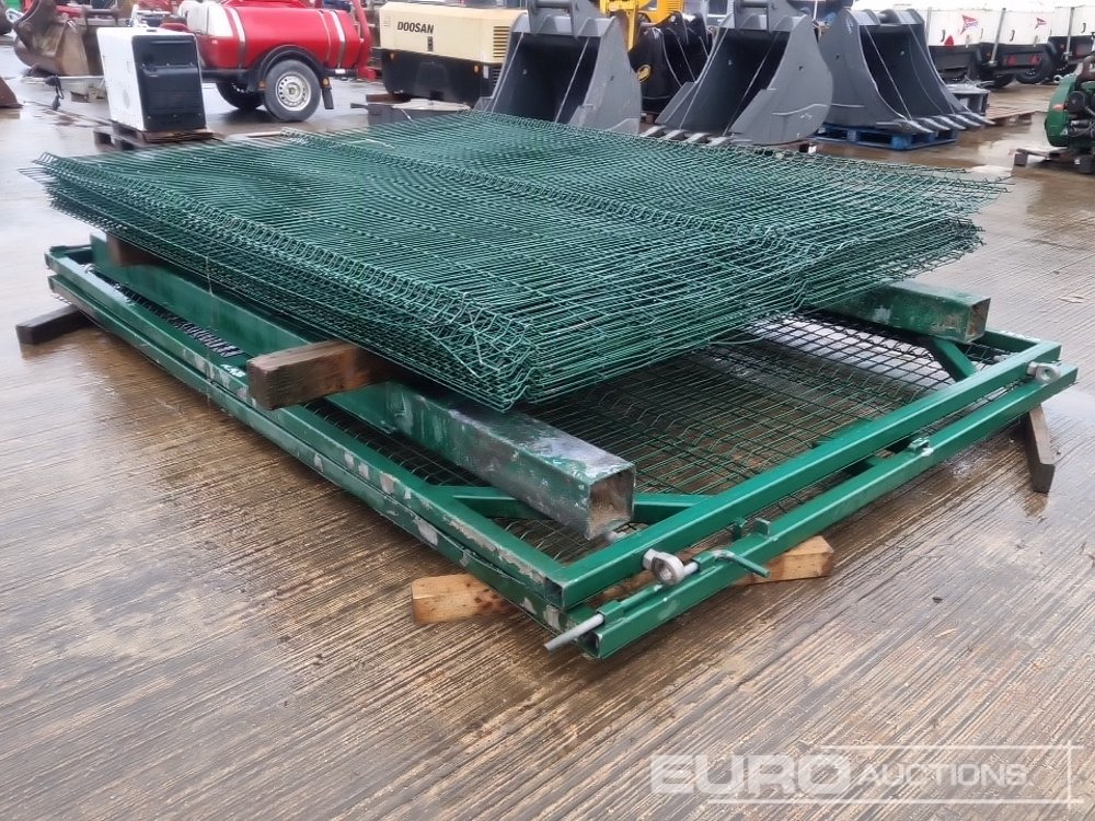 Bundle of Galvanised Fencing & Gate - Matériel de chantier: photos 1 Bundle of Galvanised Fencing & Gate - Matériel de chantier: photos 1