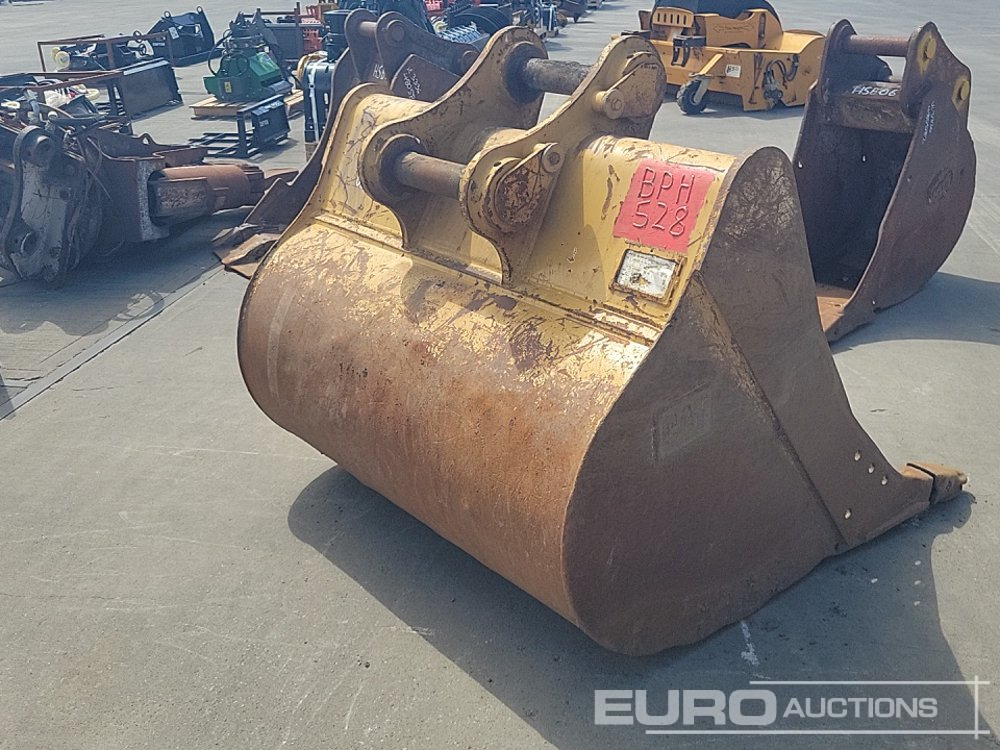 CAT 60" Digging Bucket 80mm Pin to suit 20 Ton Excavator - Godet: photos 5 CAT 60" Digging Bucket 80mm Pin to suit 20 Ton Excavator - Godet: photos 5