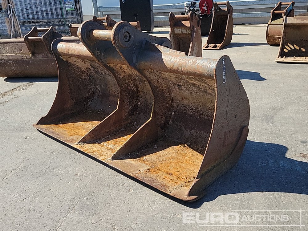CAT 86" Ditching Bucket 80mm Pin to suit 20 Ton Excavator - Godet: photos 1 CAT 86" Ditching Bucket 80mm Pin to suit 20 Ton Excavator - Godet: photos 1