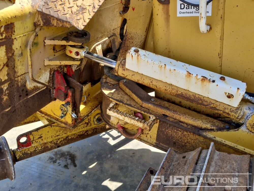 Bulldozer CAT D4G: photos 21 Bulldozer CAT D4G: photos 21