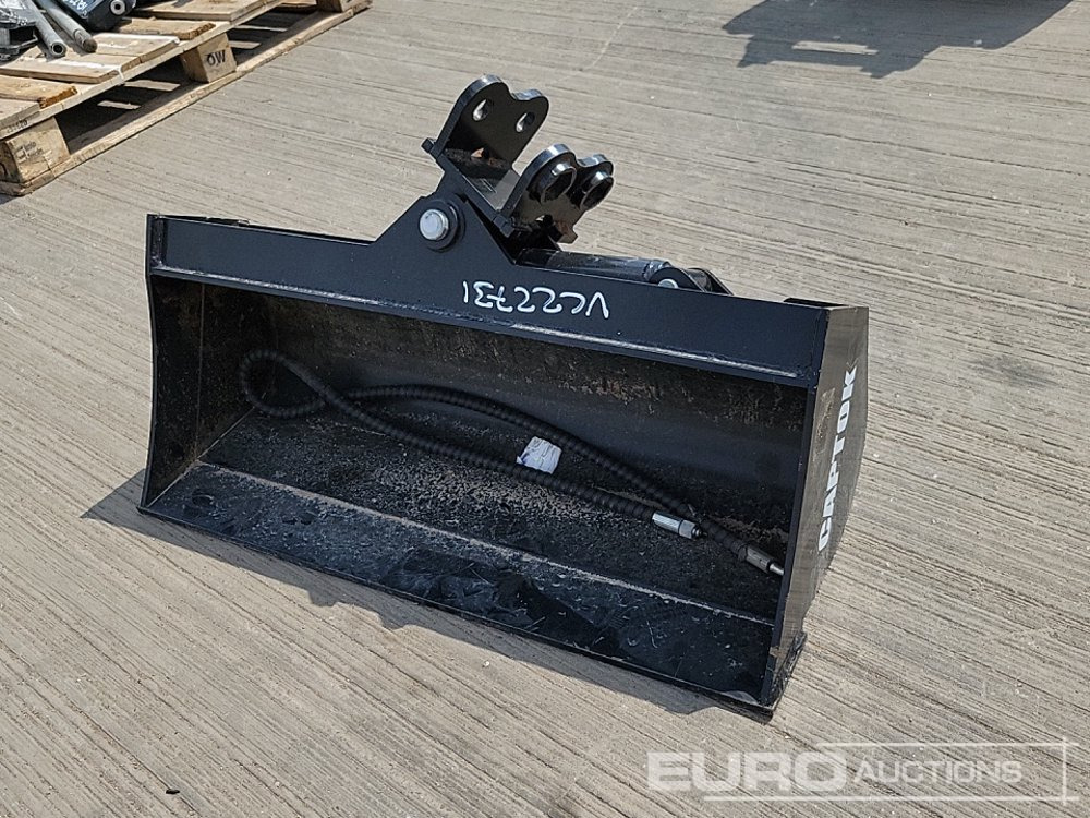 Captok 32" Hydraulic Tilting Bucket 25mm Pin to suit Mini Excavator - Godet: photos 1 Captok 32" Hydraulic Tilting Bucket 25mm Pin to suit Mini Excavator - Godet: photos 1