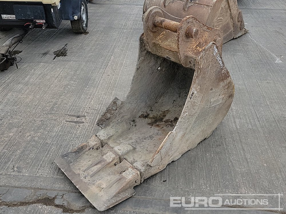 Case 24" Digging Bucket 65mm Pin to suit 13 Ton Excavator - Godet: photos 1 Case 24" Digging Bucket 65mm Pin to suit 13 Ton Excavator - Godet: photos 1