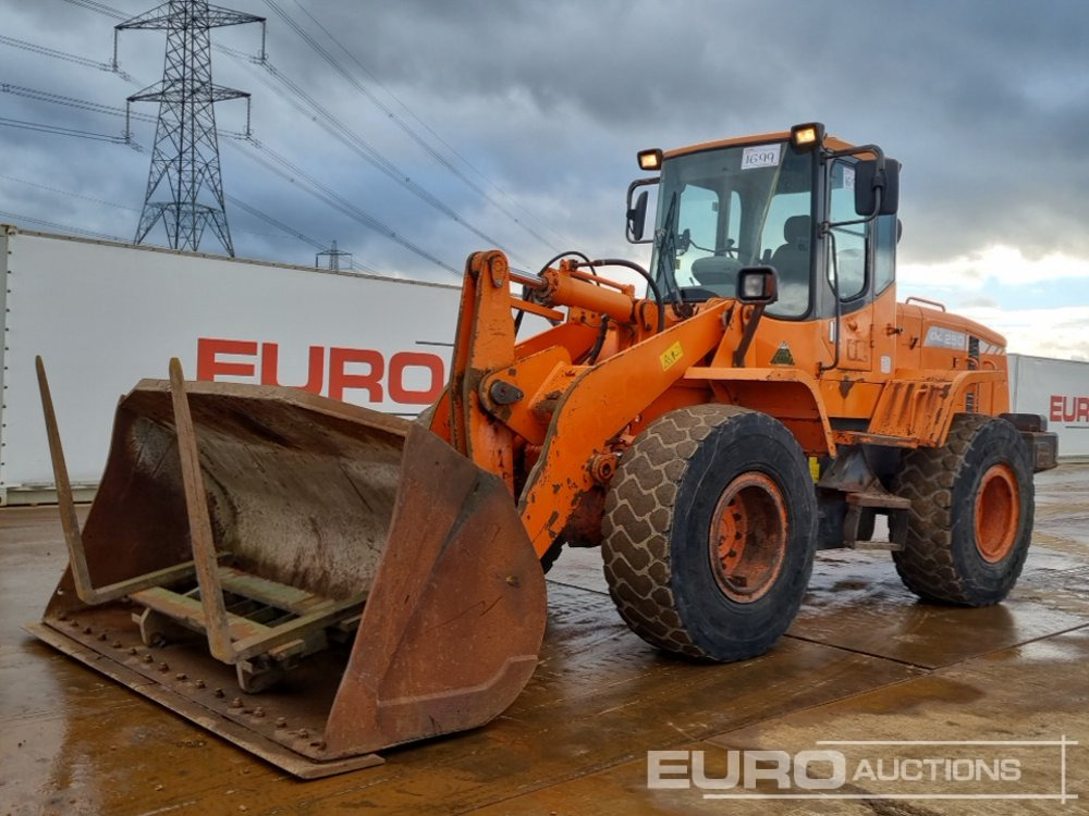Doosan DL250 - Chargeuse sur pneus: photos 1 Doosan DL250 - Chargeuse sur pneus: photos 1