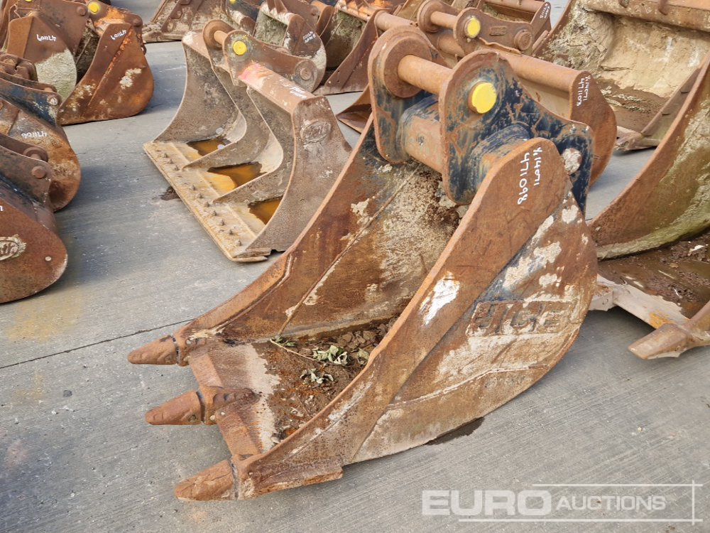 JCB 28" Digging Bucket 80mm Pin to suit 20 Ton Excavator - Godet: photos 1 JCB 28" Digging Bucket 80mm Pin to suit 20 Ton Excavator - Godet: photos 1