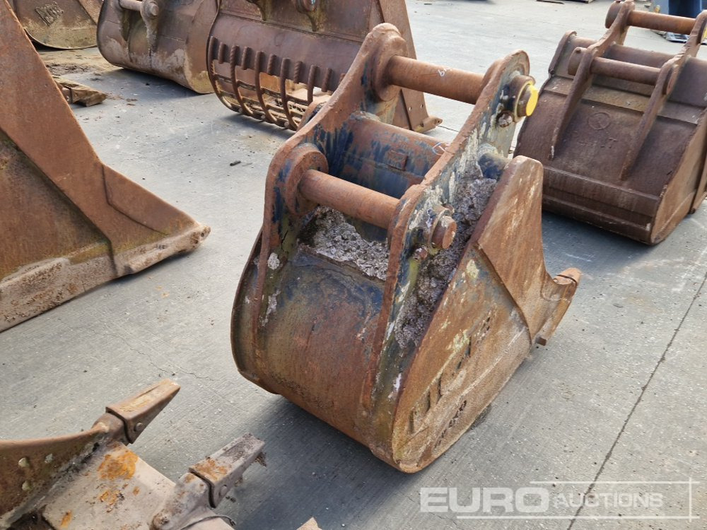 JCB 28" Digging Bucket 80mm Pin to suit 20 Ton Excavator - Godet: photos 5 JCB 28" Digging Bucket 80mm Pin to suit 20 Ton Excavator - Godet: photos 5