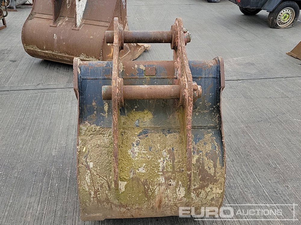 JCB 32" Digging Bucket 65mm Pin to suit 13 Ton Excavator - Godet: photos 4 JCB 32" Digging Bucket 65mm Pin to suit 13 Ton Excavator - Godet: photos 4