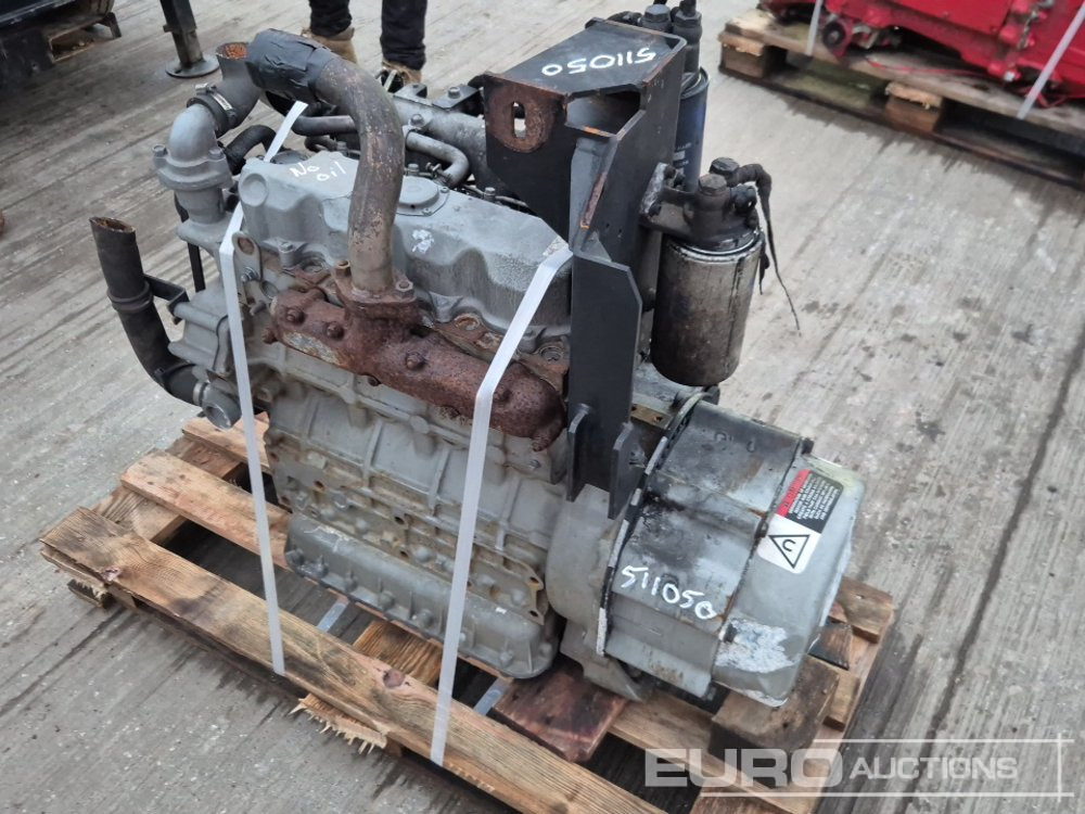Kubota 4 Cylinder Engine - Moteur: photos 3 Kubota 4 Cylinder Engine - Moteur: photos 3